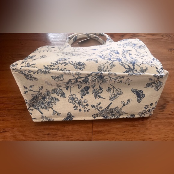 Francesca's Collections Blue and Cream Floral Tote - Picture 6 of 16